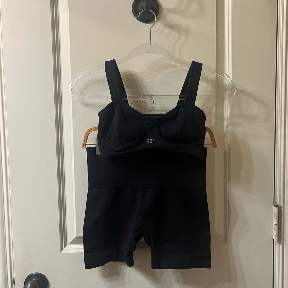 Set Active Sportbody, bra AND shorts, both size Medium